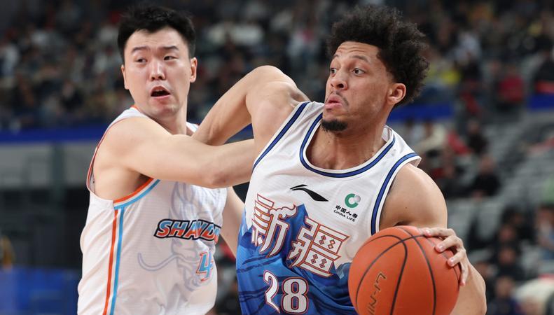 新疆队在比赛中展现强劲实力，夺魁