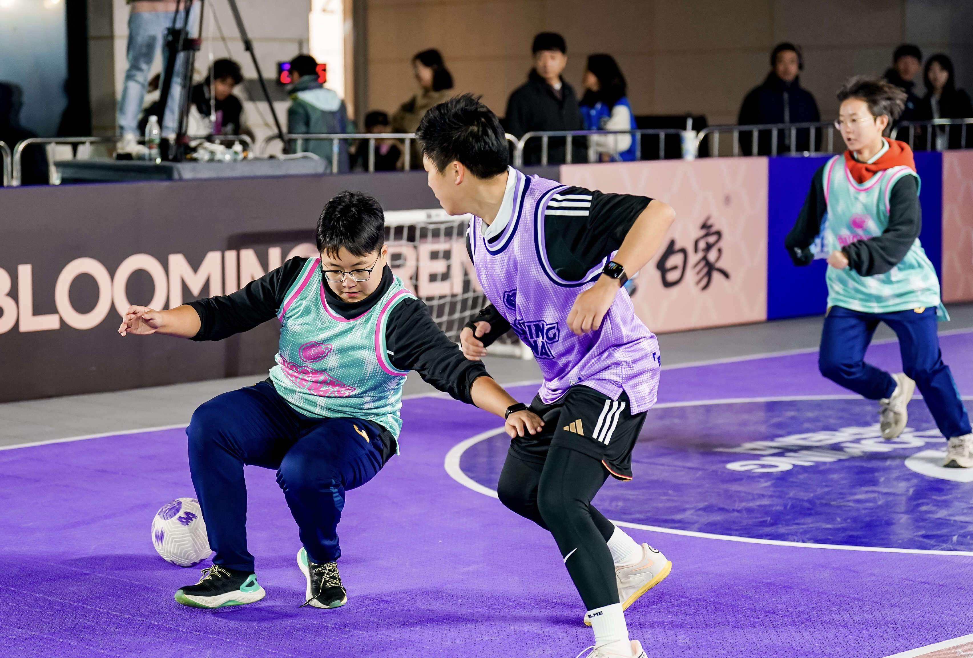 关于城市青年足球团队逐鹿竞技场，团结拼搏斗志昂扬的信息