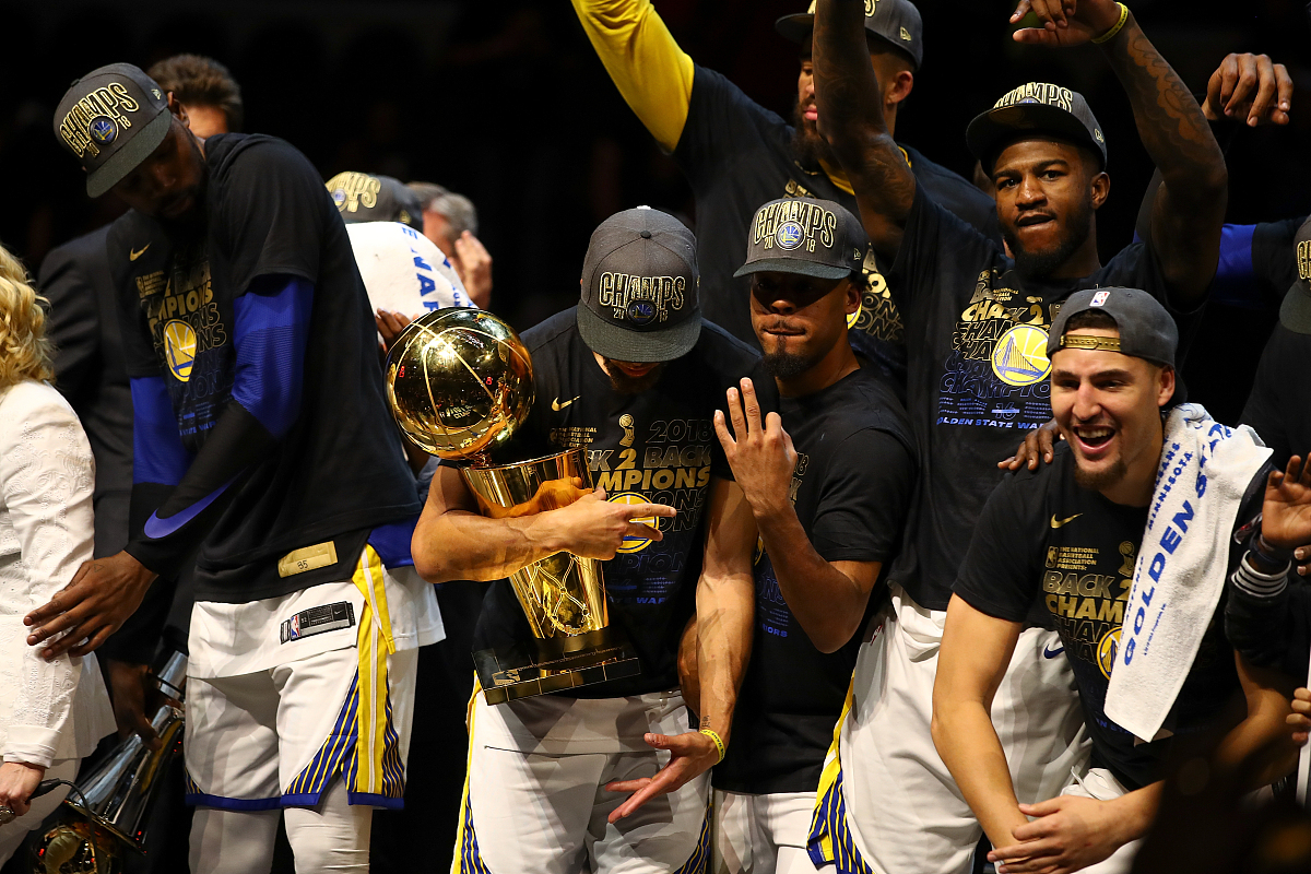 勇士客场击败湖人,取得四连胜! 勇士客场击败湖人,取得四连胜!