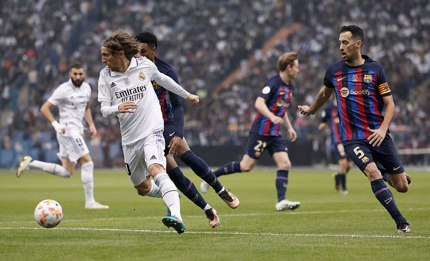 关于匈牙利队成功晋级，迈向强强对决的信息