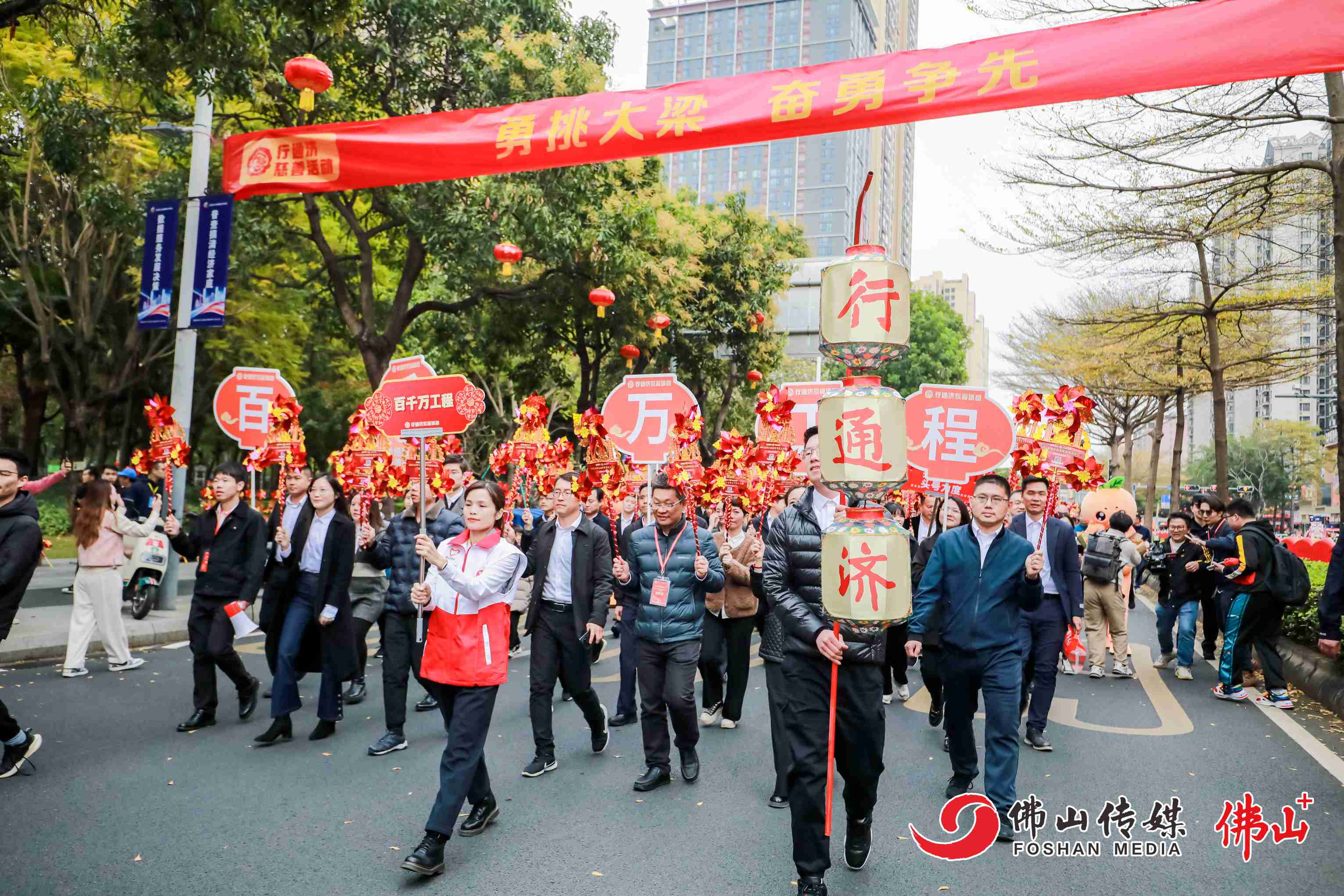 开云体育下载-包含人队球员集体接受公益活动，传递正能量的词条