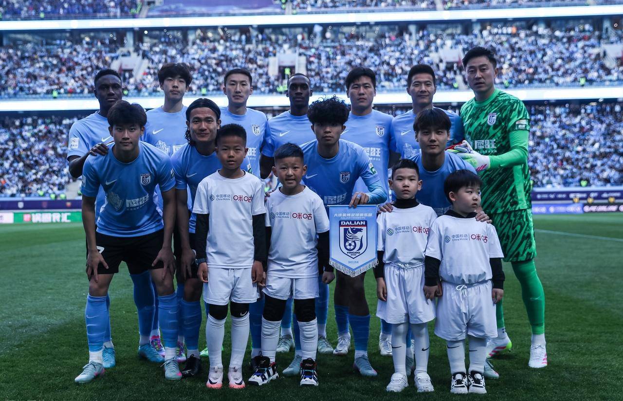 激烈足球对抗现场啦啦队助威