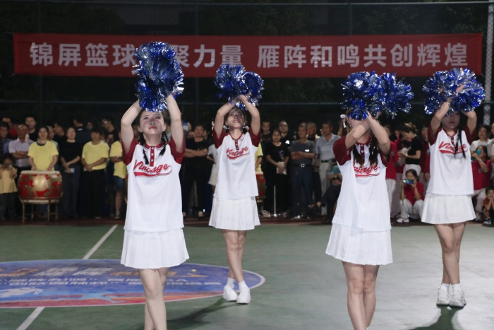 激烈足球对抗现场啦啦队助威