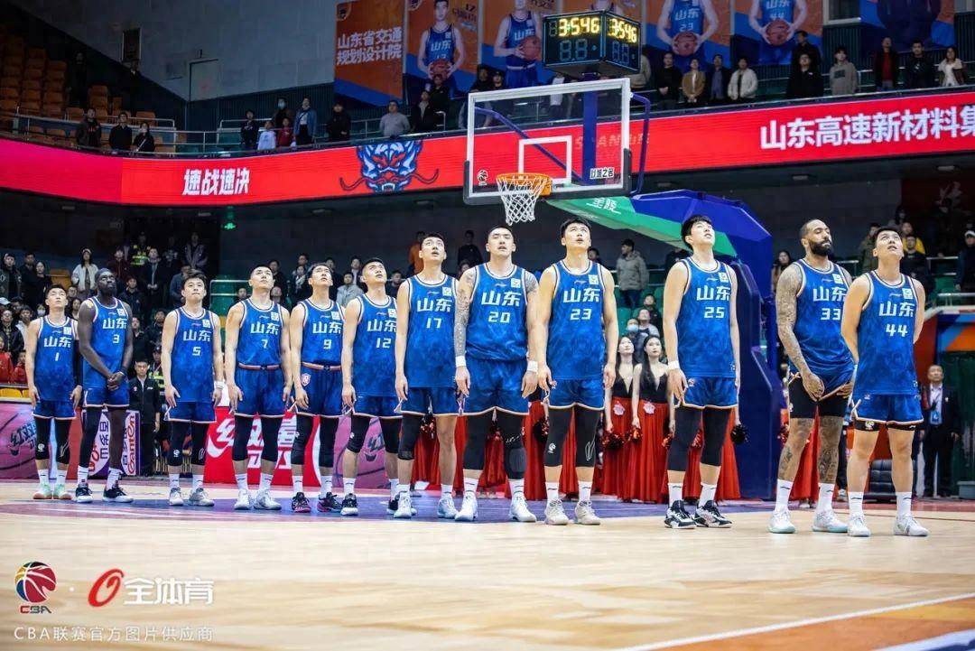 篮球运动员晋升为球队主教练