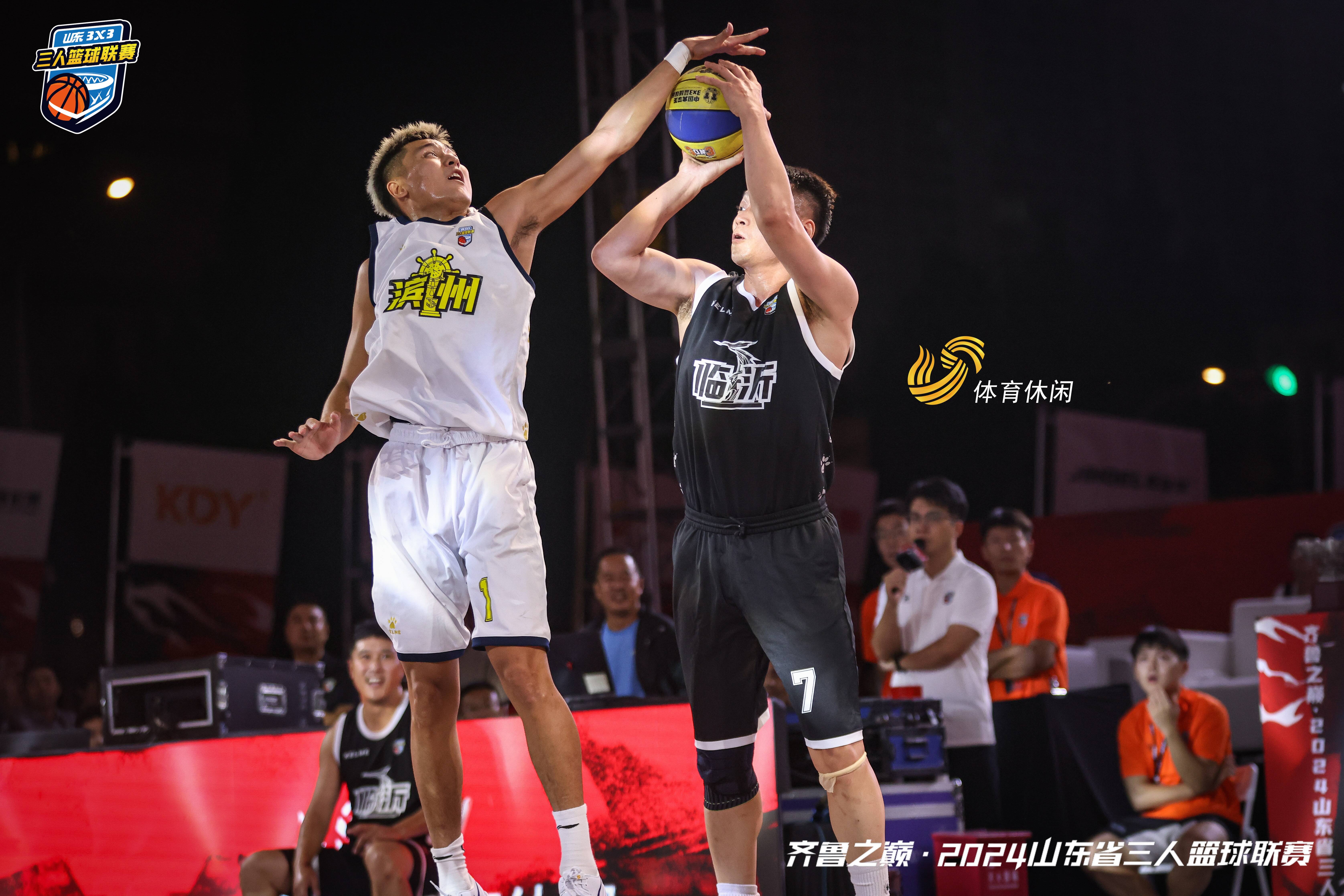 开云体育app-篮球赛场上球队风采熠熠闪亮