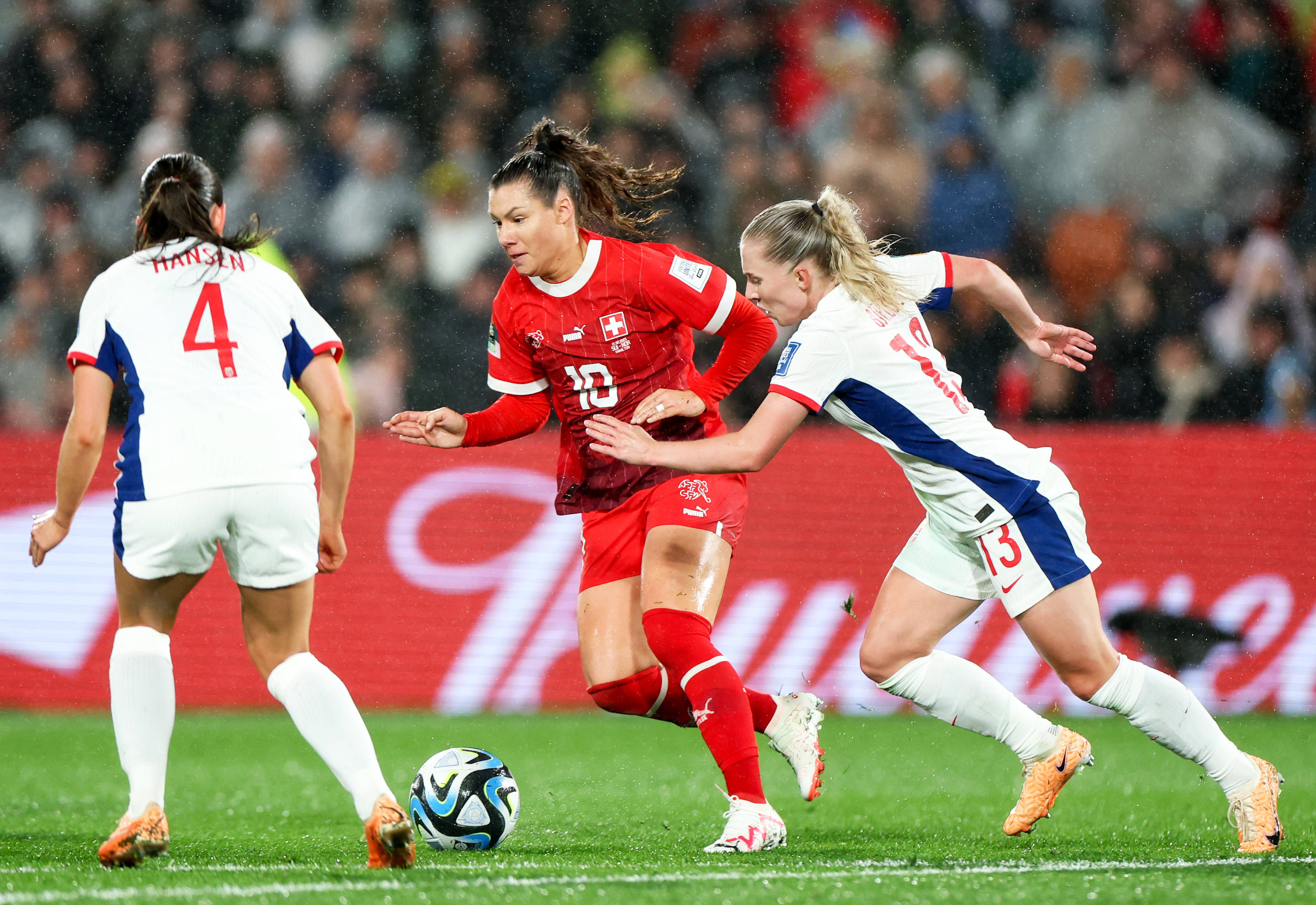 德国女足队发挥出色取得胜利