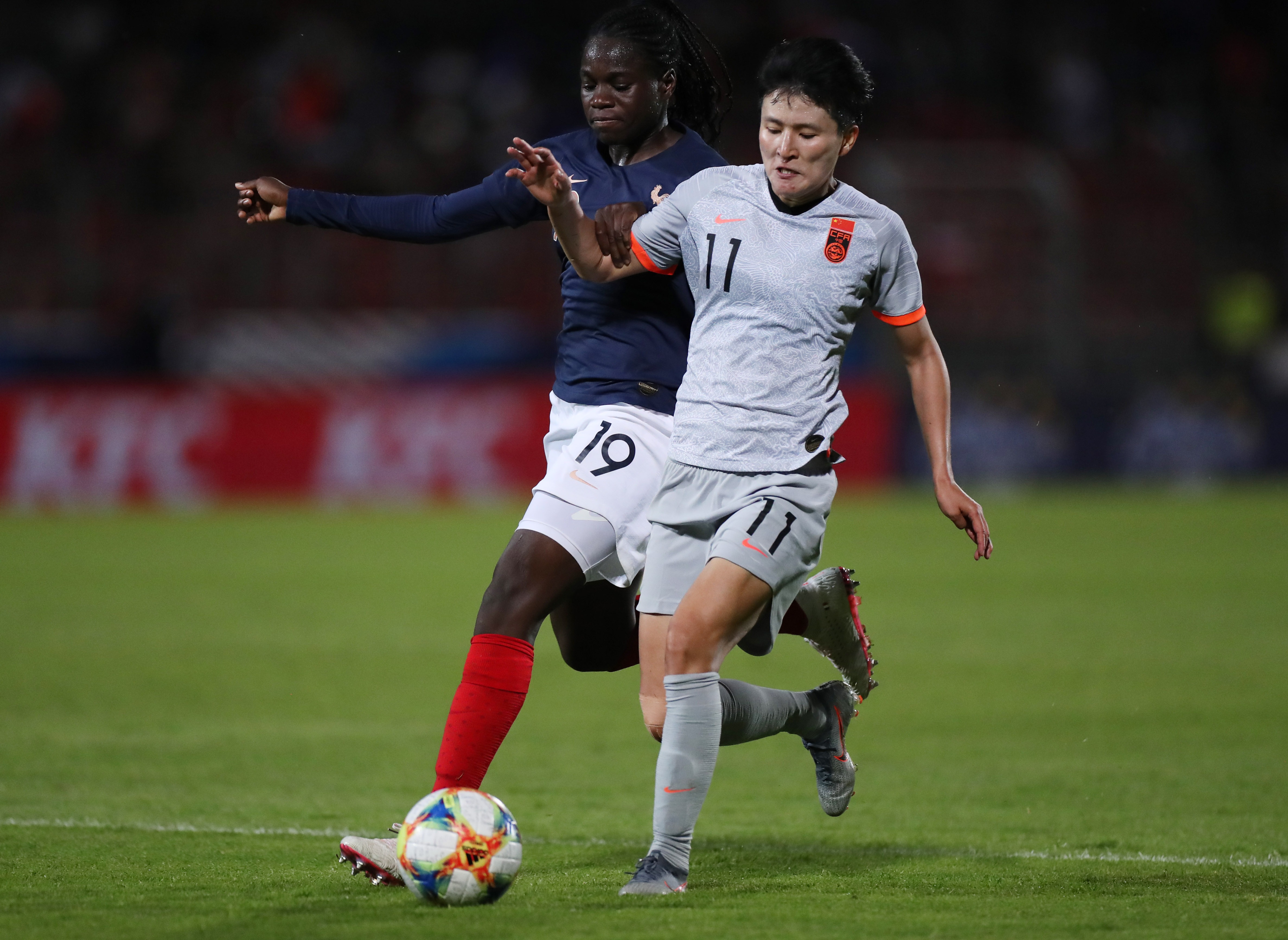 骄傲的法国女足，展现出色的球技和团队合作共赢