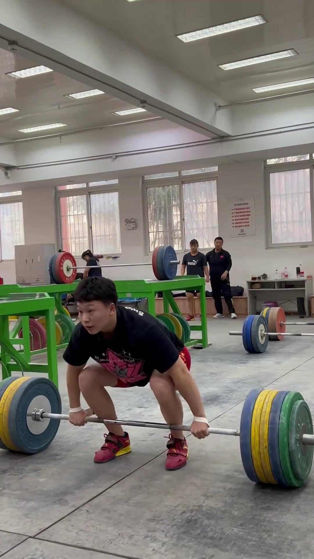 开云体育中国-举重比赛选手力竭尽，夺得金牌雄心