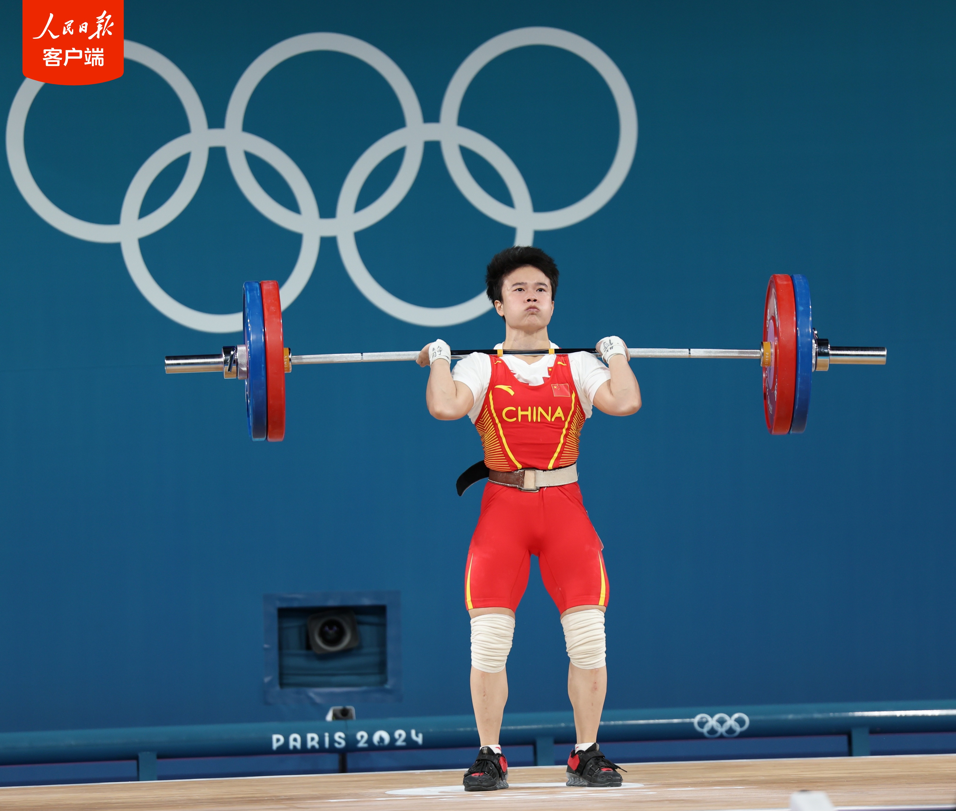 举重比赛选手力竭尽，夺得金牌雄心