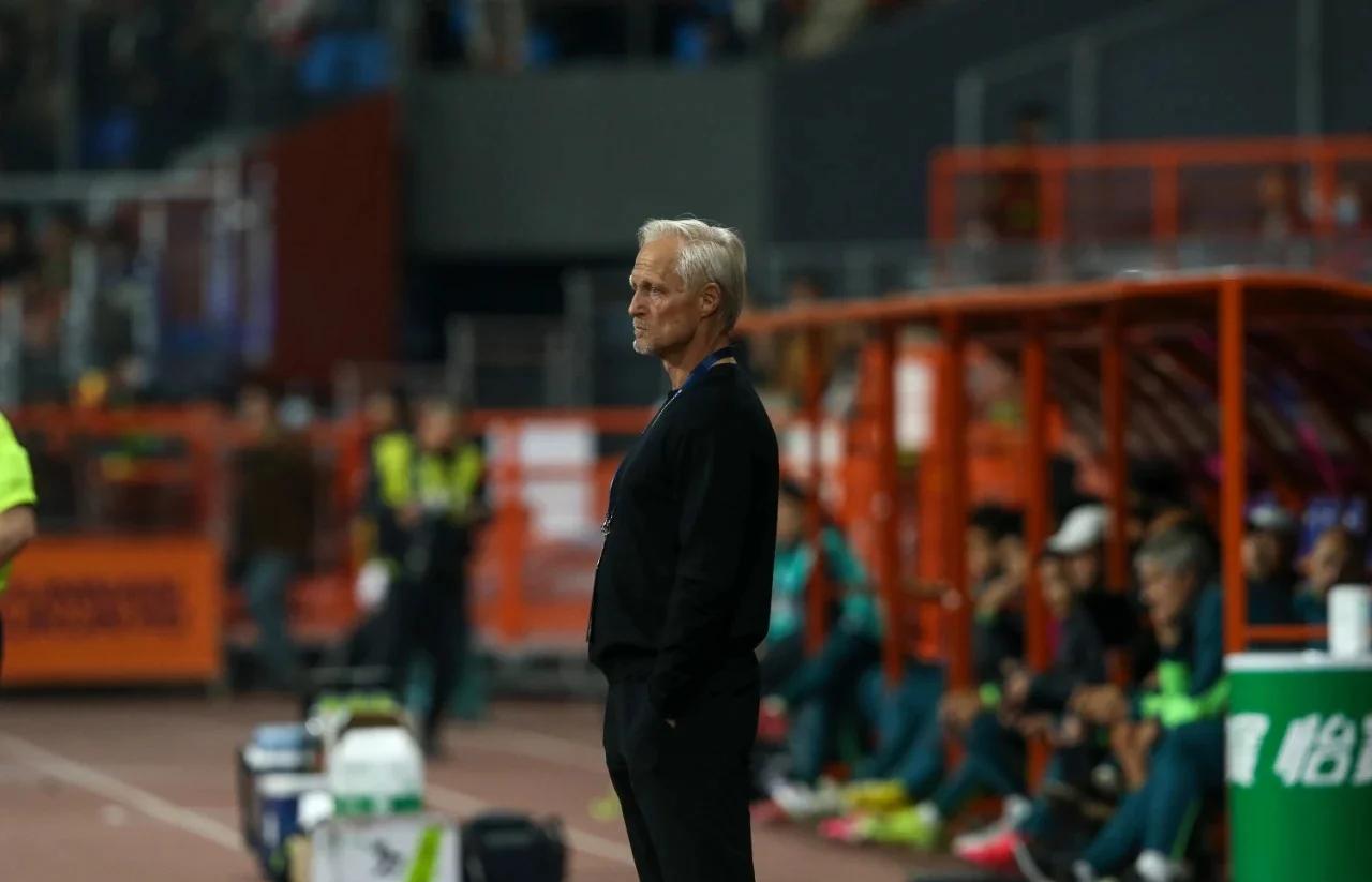 雷恩足球队球迷热情支持球队