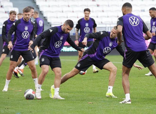 德国中场传球精准，引领球队取胜