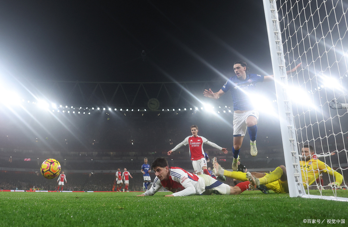 职业足球赛事愈发精彩，激情四射