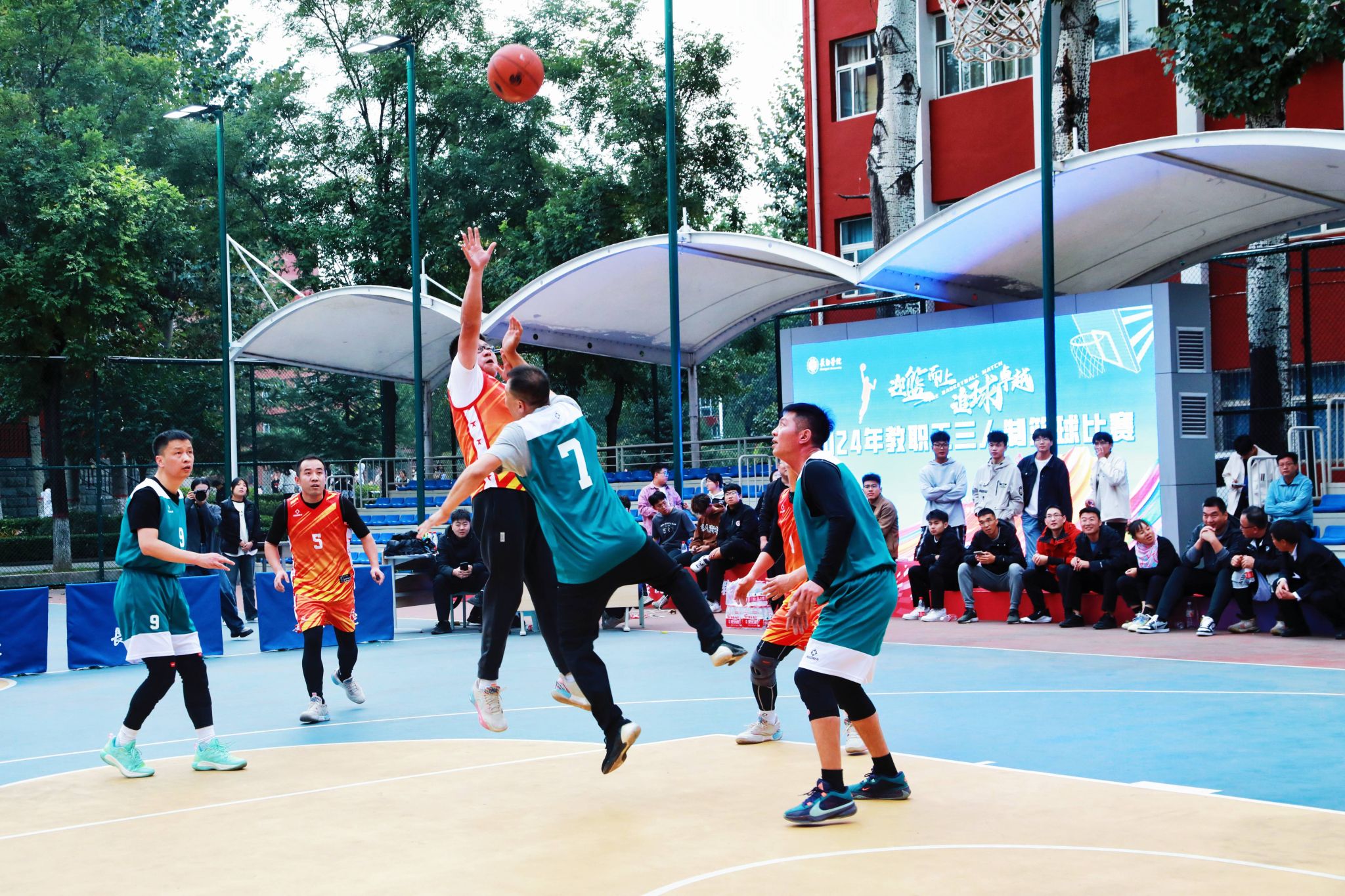 职业篮球赛场上的全新风采和技巧