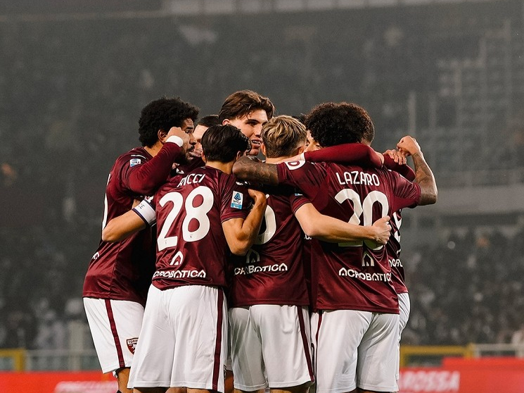 AC米兰球迷力挺球队，与俱乐部同舟共济的简单介绍