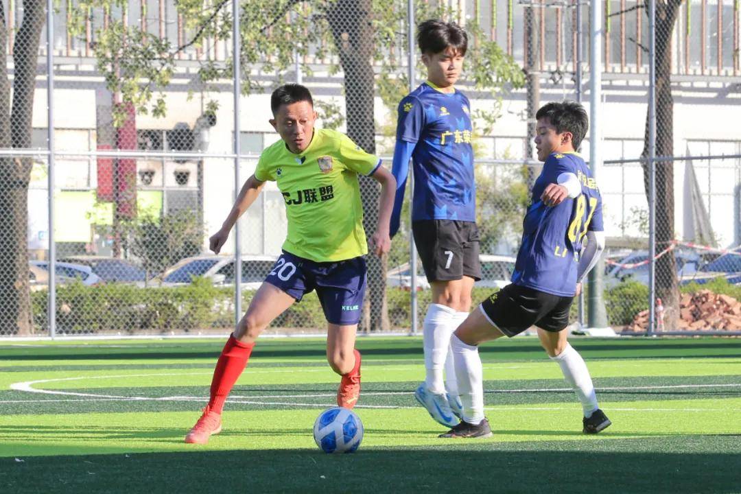 乙级足球联赛上演精彩对决,场外掠影引人入胜 乙级足球联赛上演精彩对决,场外掠影引人入胜