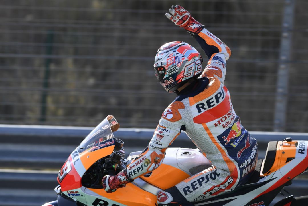 红队攻防兼备，绝杀赛场领跑