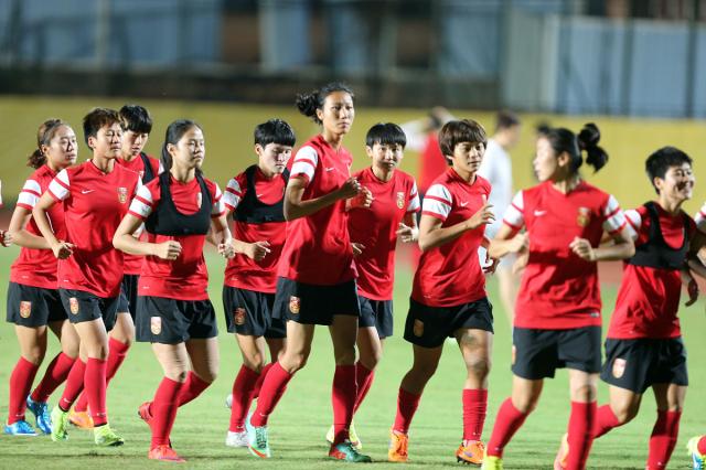 包含志在必得：女足队员为胜利而奋勇拼搏的词条