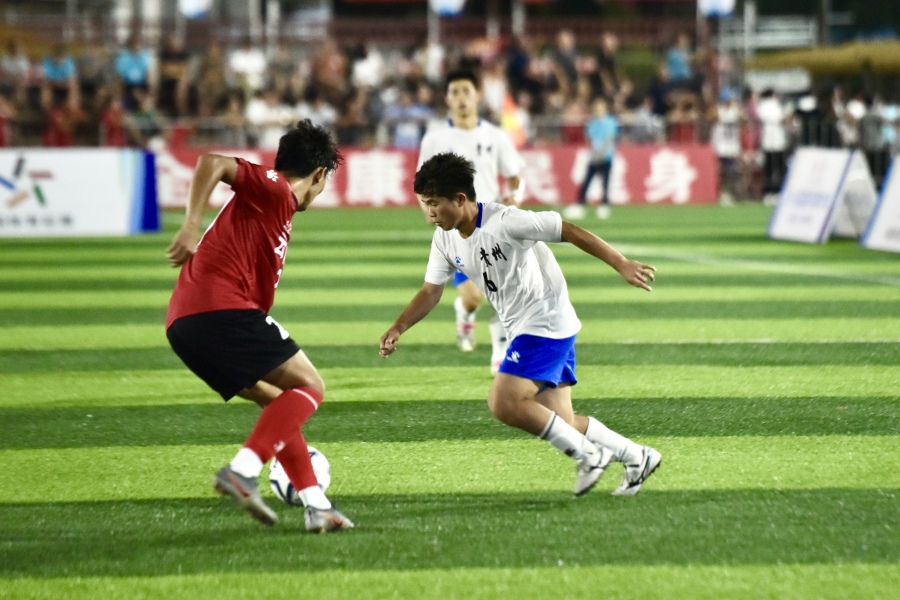 足球比赛现场举行集体加油助威活动，气氛火热