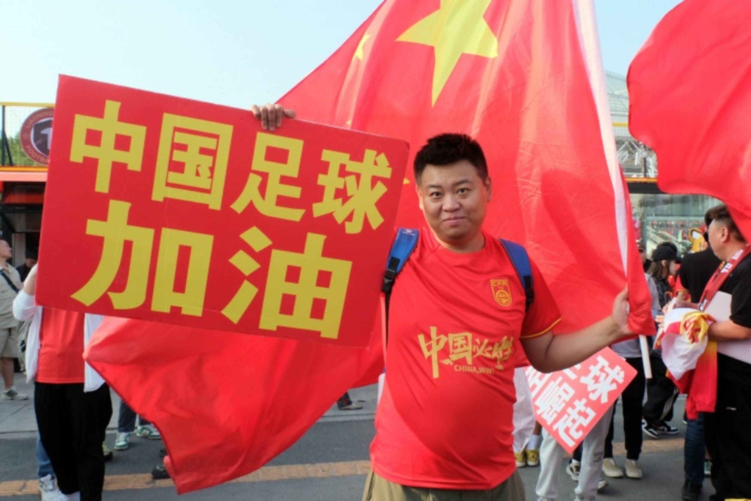 关于足球运动在我国受到越来越多人的喜爱，球迷热情高涨的信息