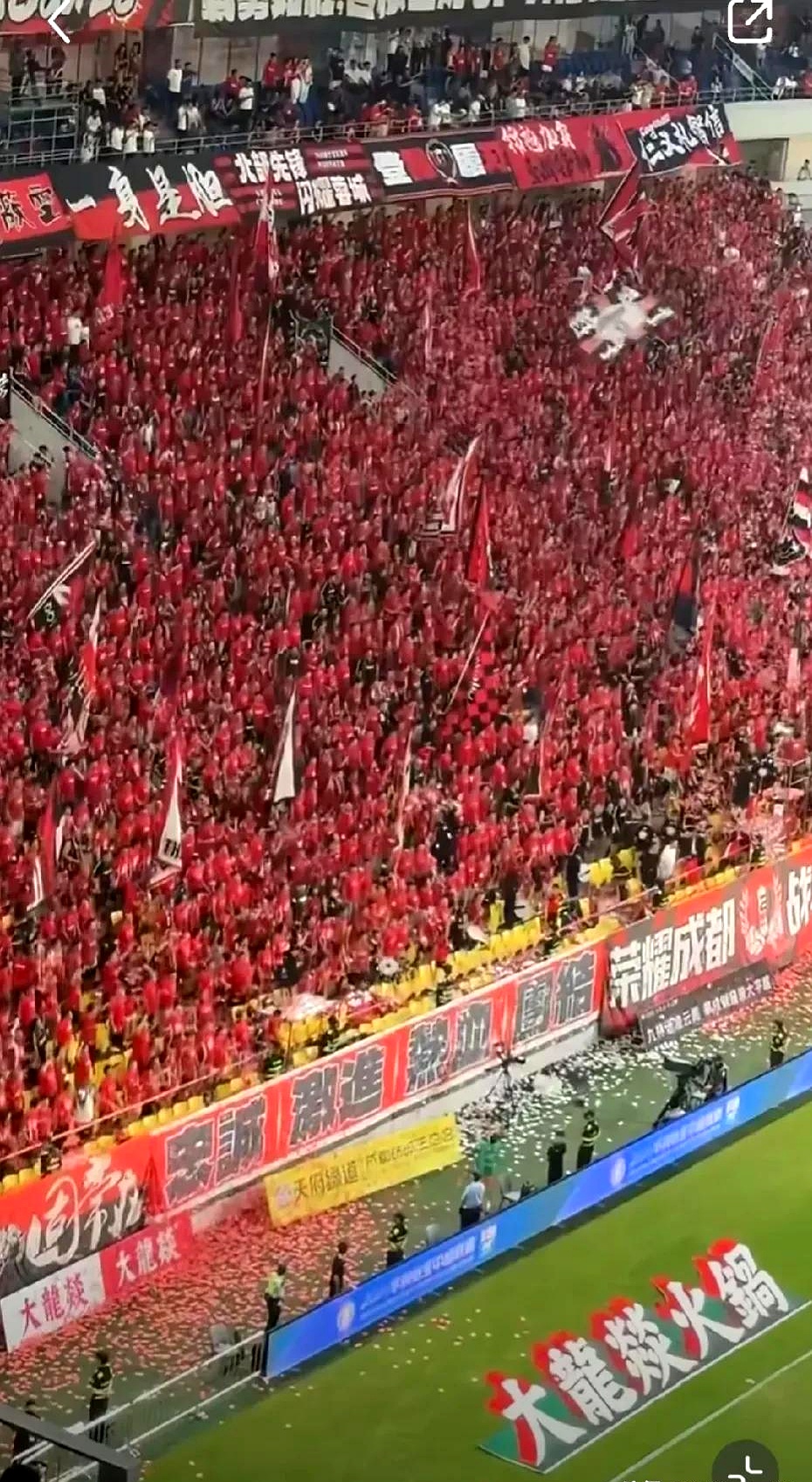 关于足球运动在我国受到越来越多人的喜爱，球迷热情高涨的信息