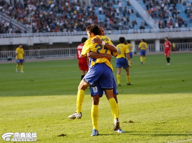 神奇瞬间!球队在国内足球比赛中展现风采的简单介绍 神奇瞬间!球队在国内足球比赛中展现风采的简单介绍