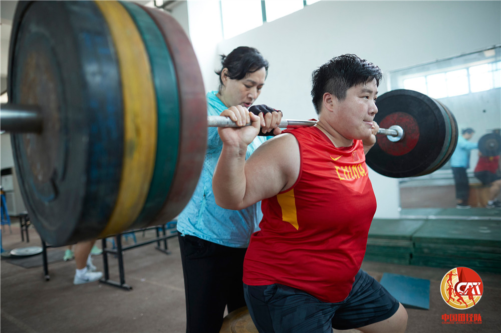 双腿飞奔胜利，田径选手再刷新记录