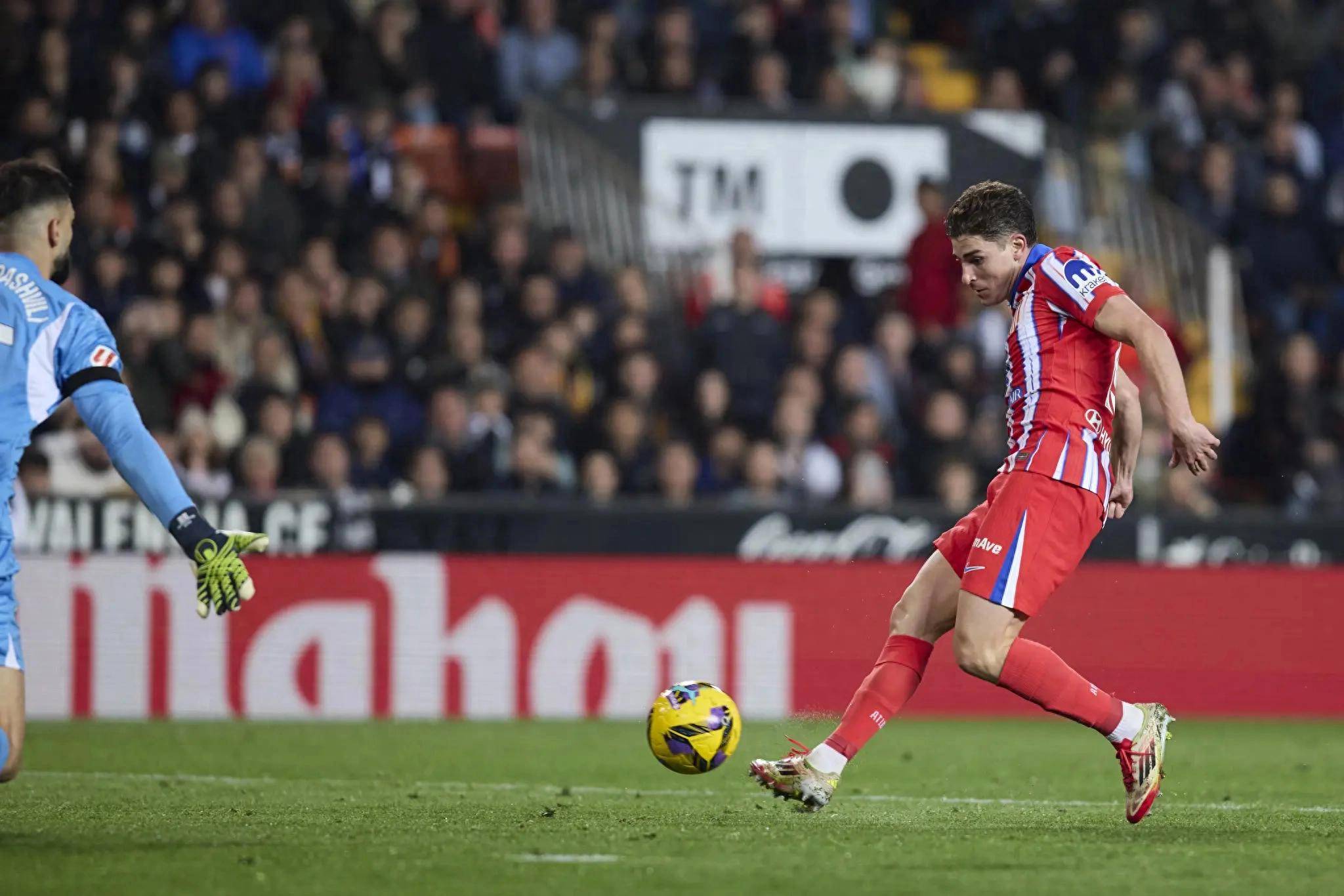 欧预赛胜利收获，球迷欢呼雀跃所有人共庆