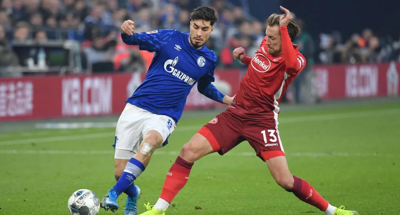 沙尔克04球迷担忧未来，期盼球队重振雄风