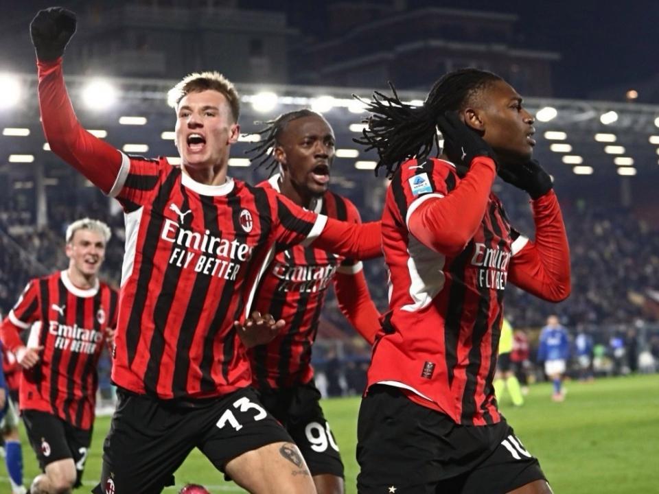 开云官方app入口-AC米兰球员合影引争议，外界质疑团队凝聚力