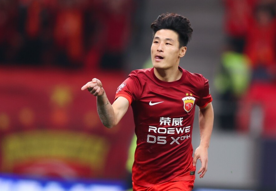 足球榜首争夺战白热化，球员个个拼尽全力