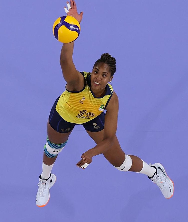 巴西选手在排球比赛中发挥稳定夺冠