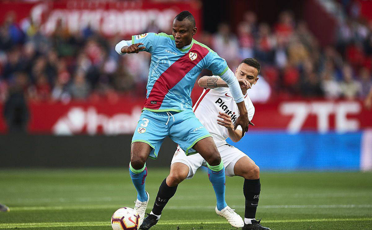 博尔顿主场逼平深圳队，力保不败记录的简单介绍