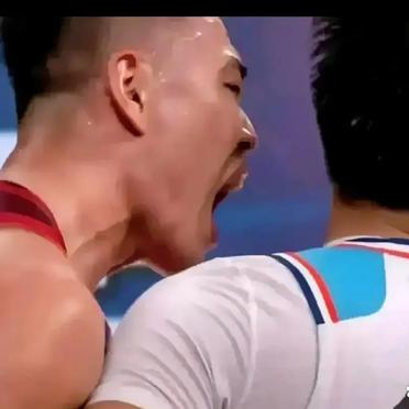 比赛中双方队员的激烈对抗引起场上紧张气氛