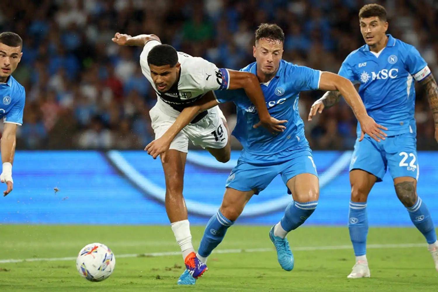 那不勒斯客场逃平，球队士气低迷与困顿