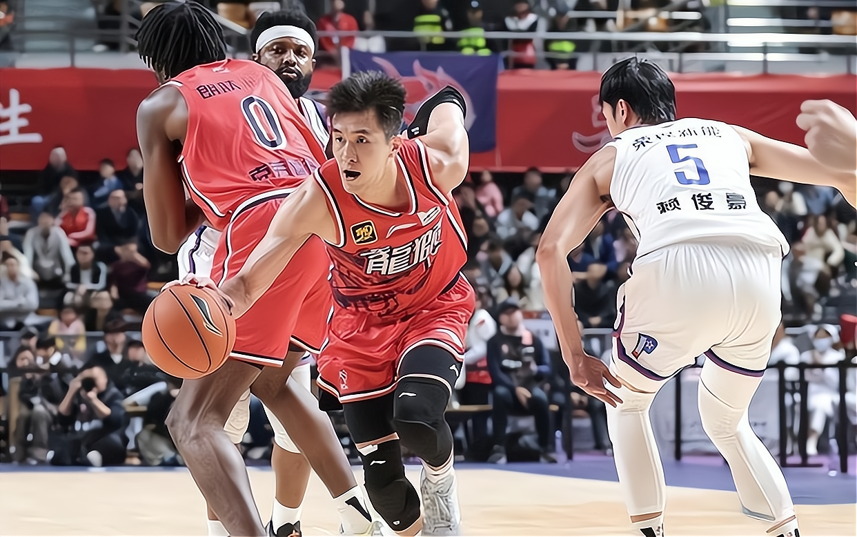 开云体育登录-郭艾伦在场上表现抢眼却遭遇不利结果