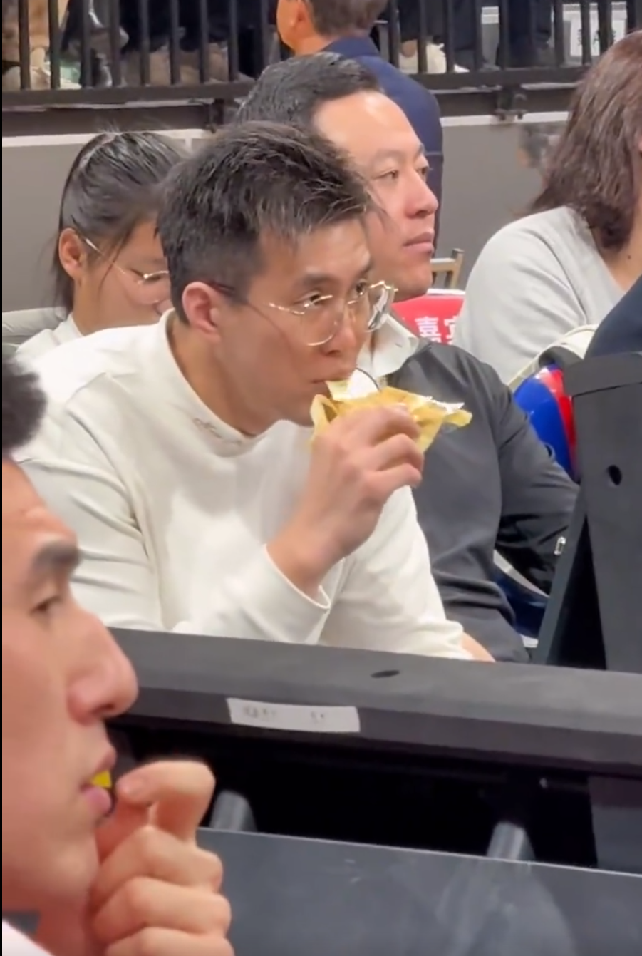 郭艾伦在场上表现抢眼却遭遇不利结果