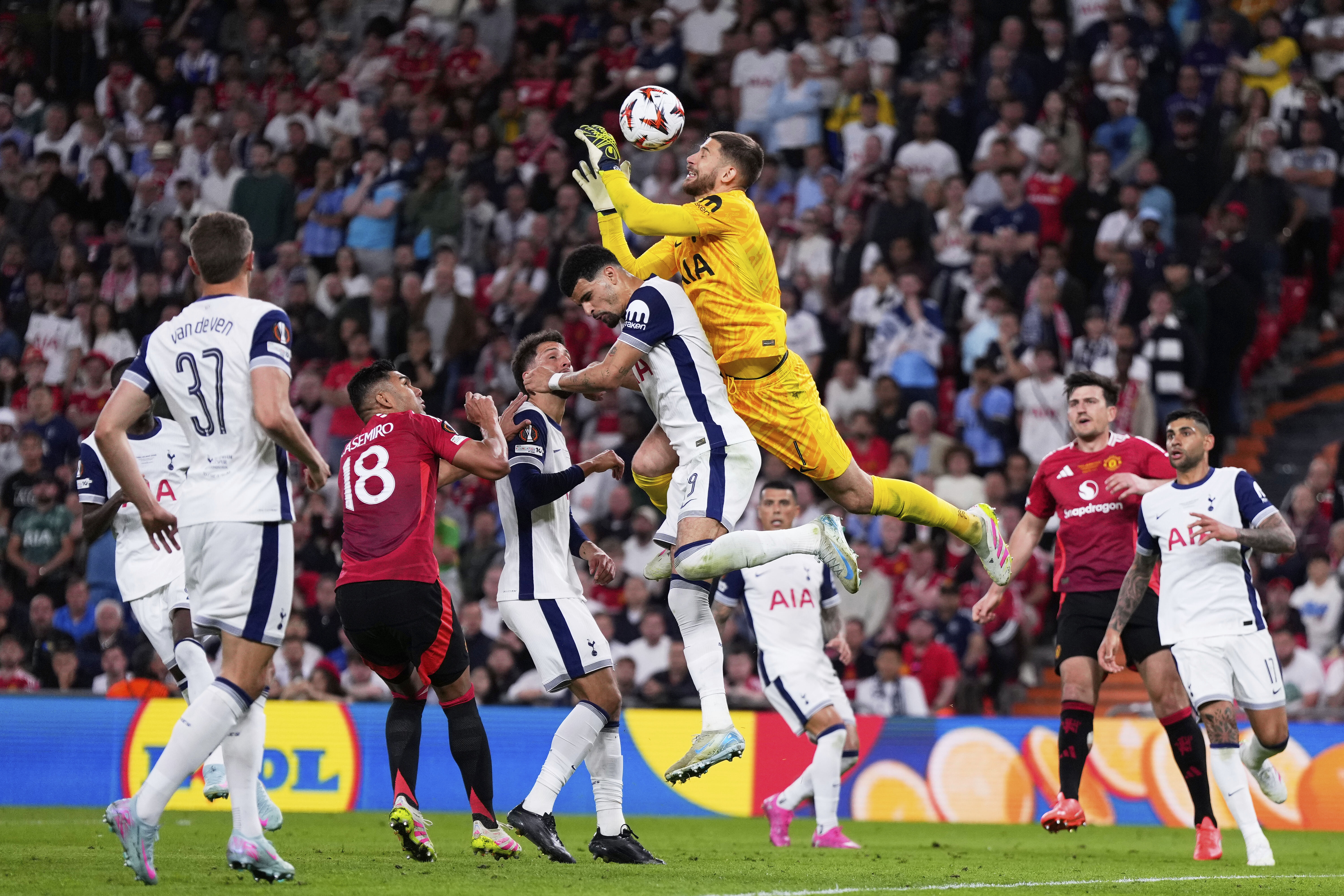 开云体育中国-足球热战即将上演，球员们准备出战