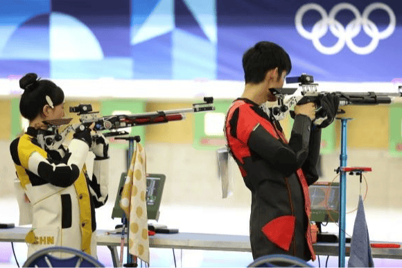 意大利男子射击队突破难关，斩获金牌