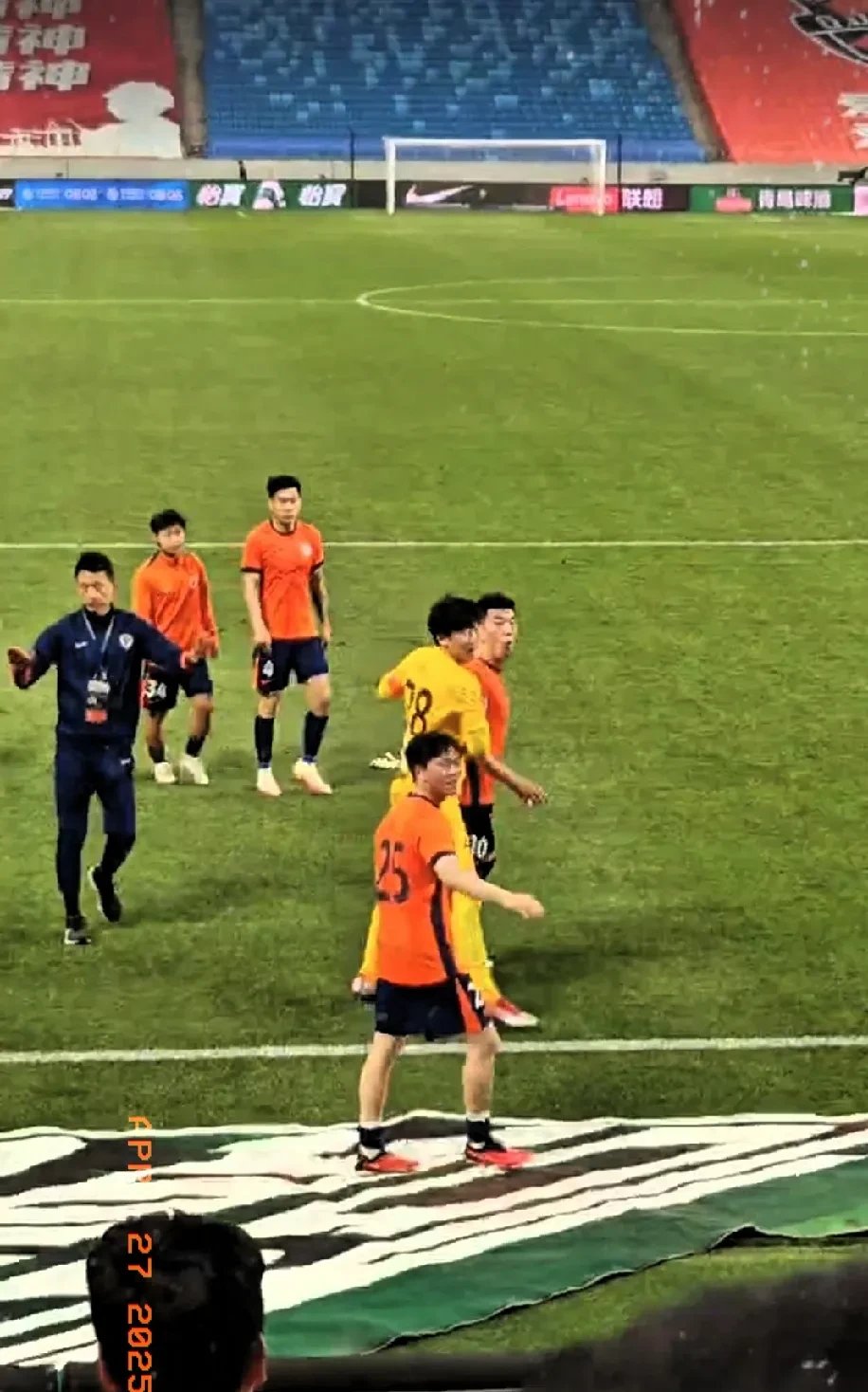 青岛黄海客场艰难获胜，球迷狂欢冲击大联赛