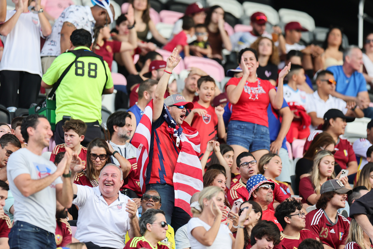 一支队伍在澳洲足球比赛中获得胜利