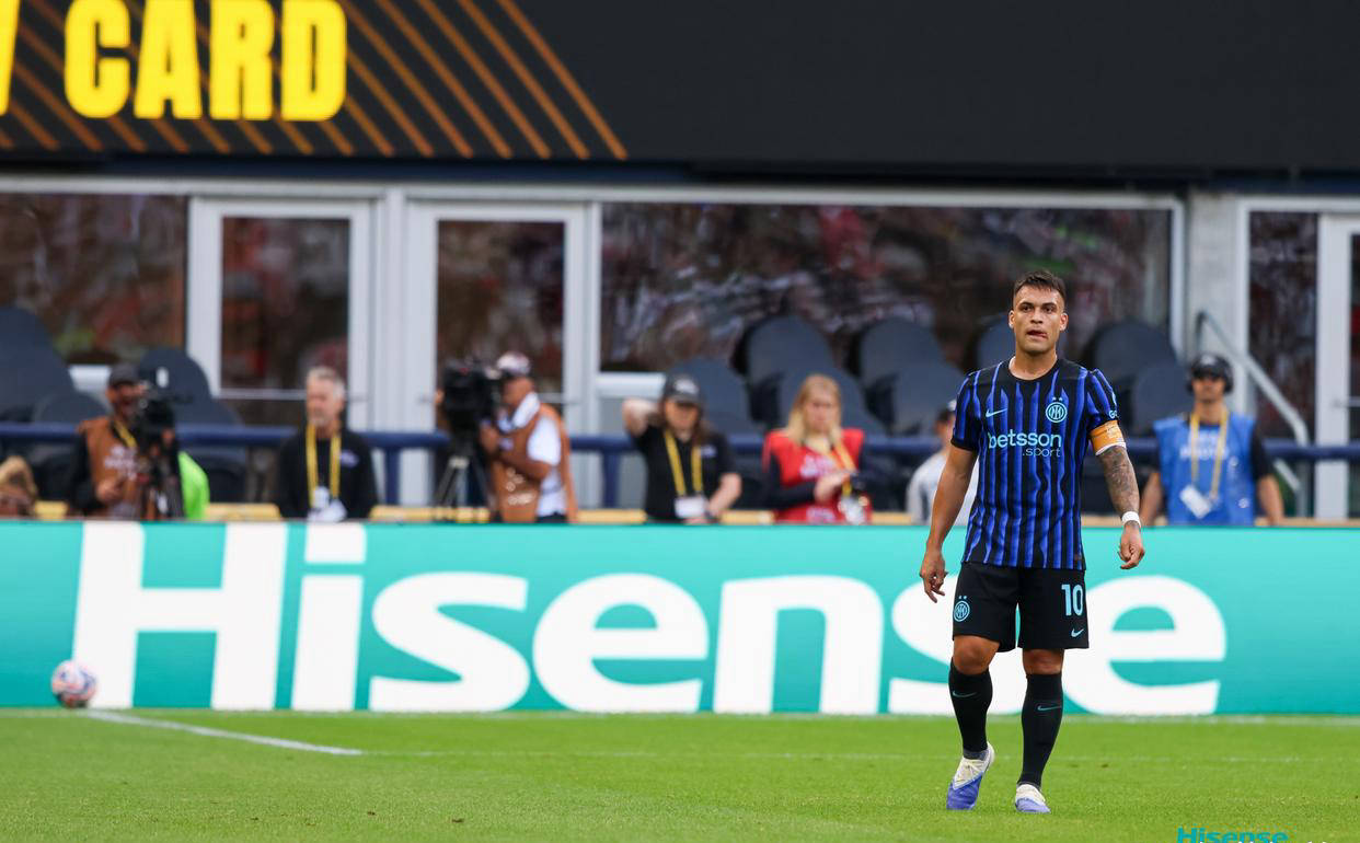 崭露头角，选手获得金牌奖杯的简单介绍