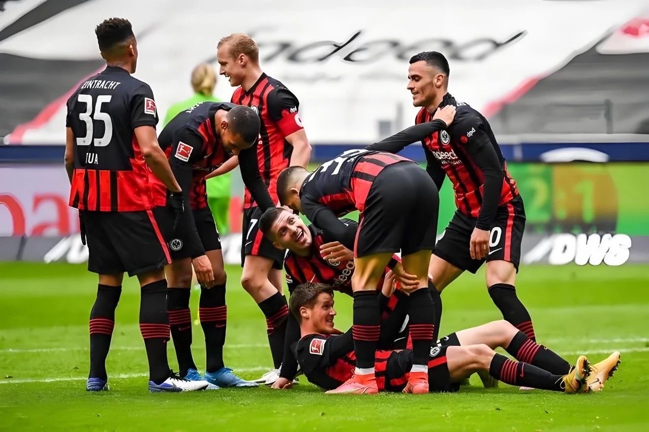 关于法兰克福队笑到最后，战胜对手的信息