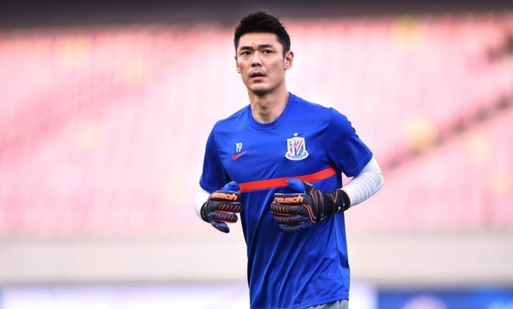 国足备战世预赛恒大中场大将曾诚因伤退出集训