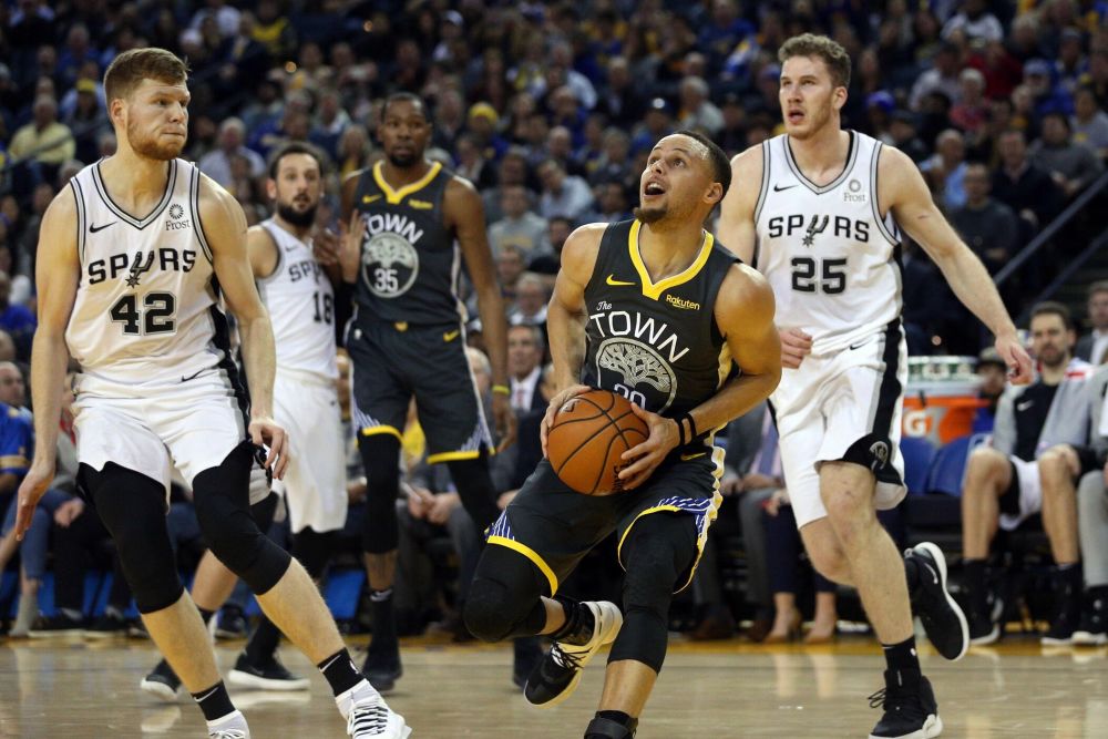 勇士胜马刺，库里44分持续火热状态。