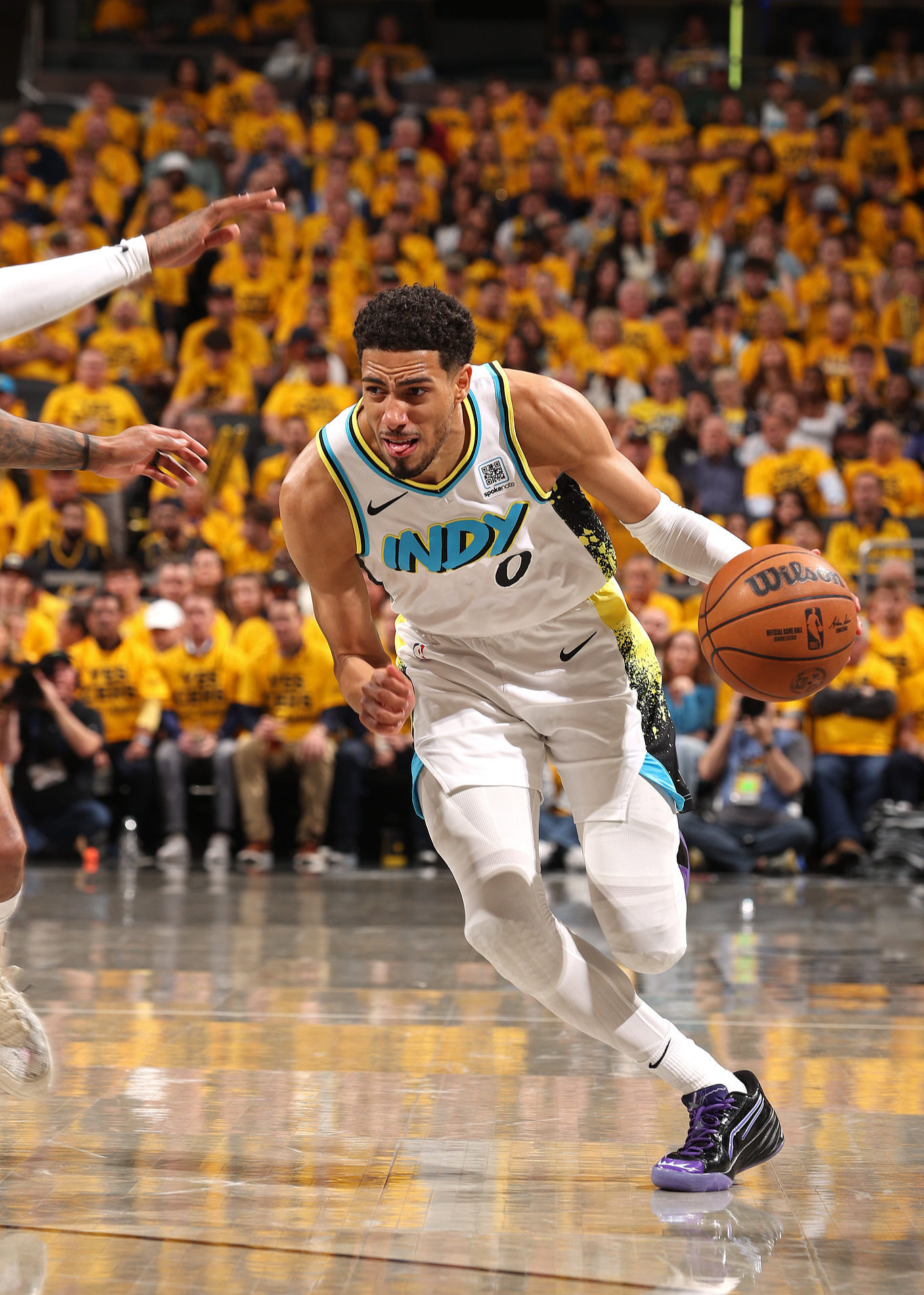 关于雄鹿险胜步行者，延续不败纪录的信息