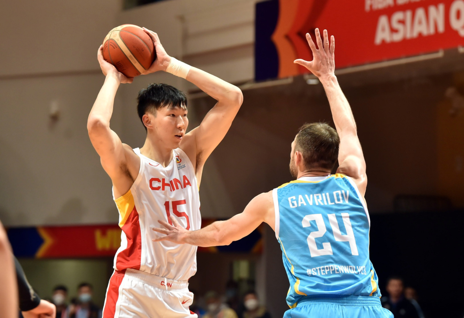 辽宁队鏖战太阳，周琦点燃赛场