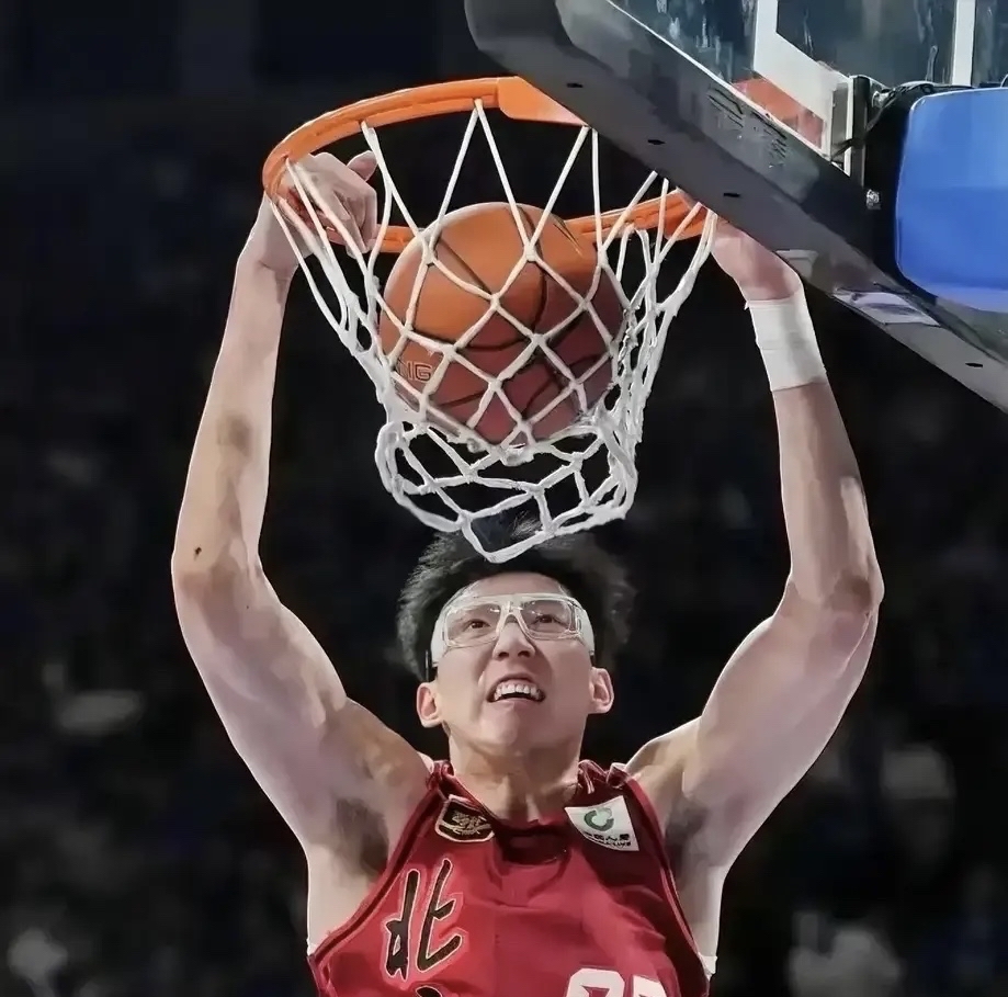 辽宁队鏖战太阳，周琦点燃赛场